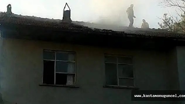 Kastamonu'da Üç Katlı Betonarme Bina Yandı