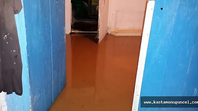 Patlayan Su Borusu Köyü Su Altında Bıraktı