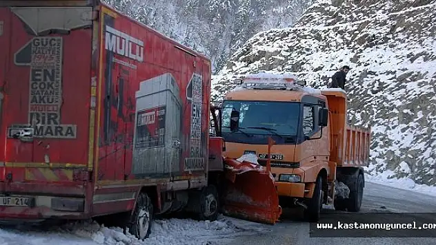 Zincir Takılan Kamyona, Kar Kürüme Aracı Çarptı