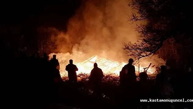 Kastamonu'da 2 Katlı Ahşap Bina Yandı