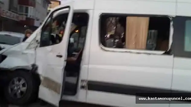 Ak Parti Minibüsü Kaza Yaptı: Yaralılar Var