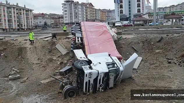 Kargo Arabası Tır Dereye Uçtu: 2 Yaralı