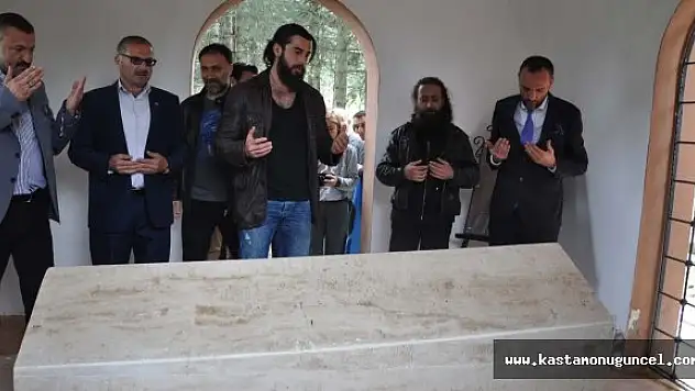 Diriliş Ertuğrul Oyuncuları Turgut Alp'in Kabrini Ziyaret Etti
