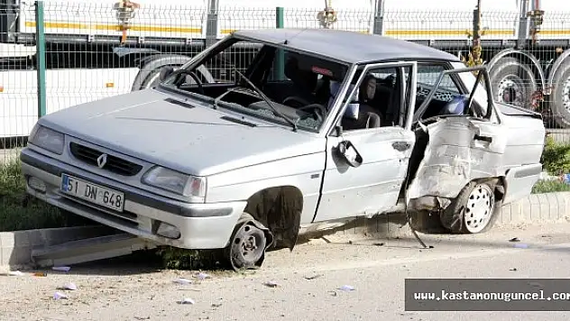 Tekerleği Patlayan Otomobil Kaza Yaptı: 3 Yaralı