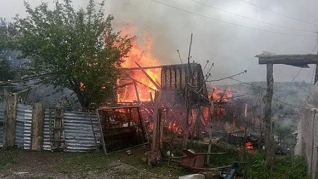 Kastamonu'da 2 Katlı Ahşap Ev Yandı