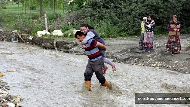 Köylüler Çocukları İçin Köprü İstiyor