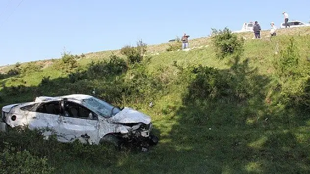 Otomobil Tarlaya Uçtu: 3 Yaralı