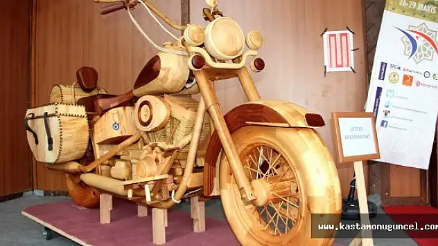 Üç yılda ağaçtan yapılan motosiklet