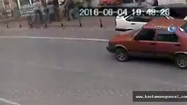 Balkondan düşen çocuğun kurtarılma anı!