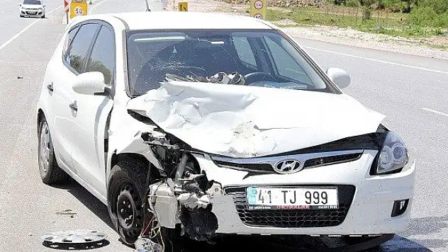 Kamyonet ile otomobil çarpıştı: 6 yaralı