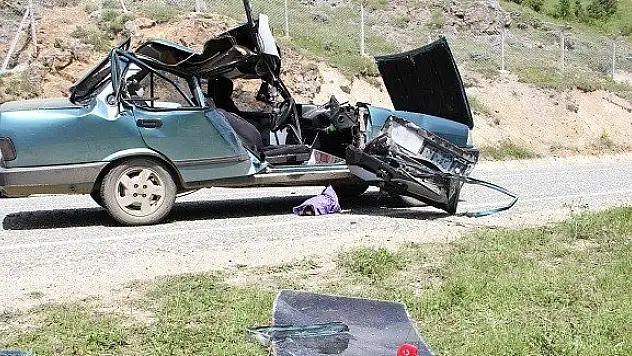 Kepçeye çarpan otomobil hurdaya döndü