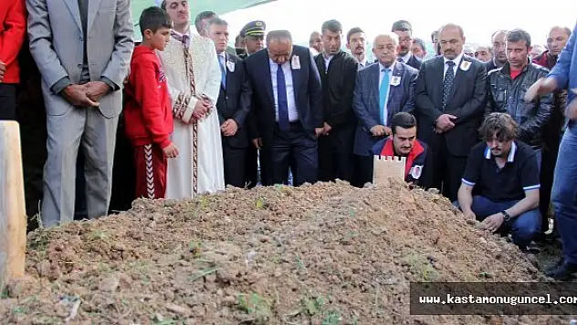 Şehit eşini sevdiği yastığıyla uğurladı 