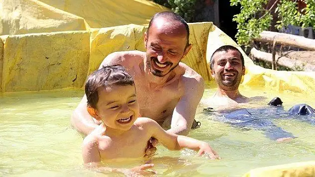 Traktör römorkunda havuz keyfi