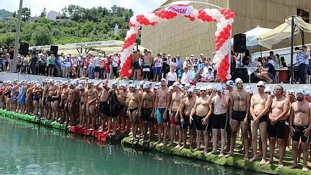 3000 metrelik yüzme yarışı yapıldı