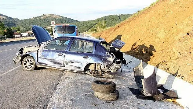 Cenazeye giden aile kaza yaptı: 1'i ağır 3 yaralı
