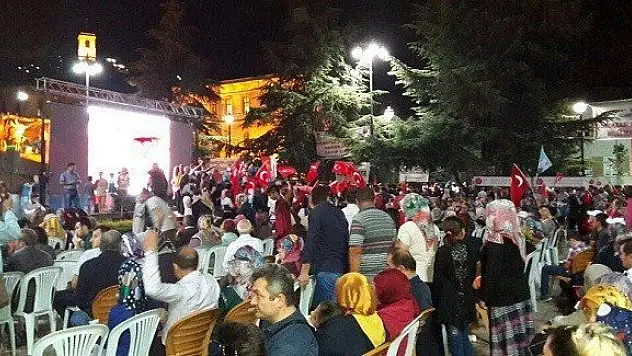 Demokrasi nöbetinde KASTAYSAD'dan etli pilav ikramı