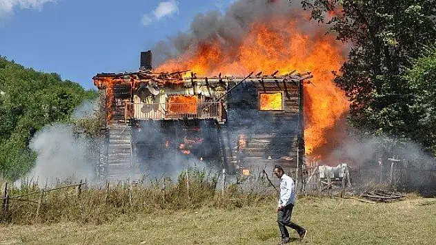 Kastamonu'da iki katlı ahşap alev alev yandı