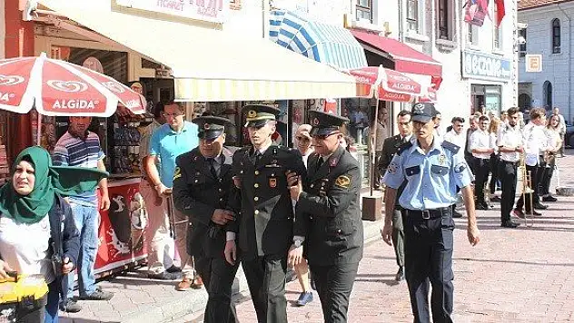 30 Ağustos töreninde teğmen fenalık geçirdi