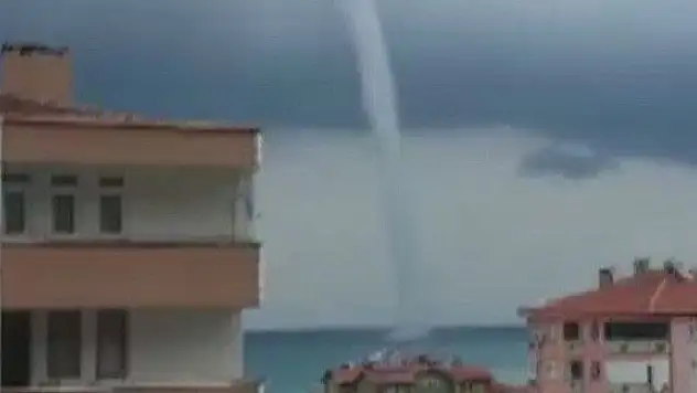 Denizin üzerinde oluşan hortum korkuttu