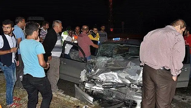 Kamyonet ile otomobil çarpıştı, yaralılar yola saçıldı