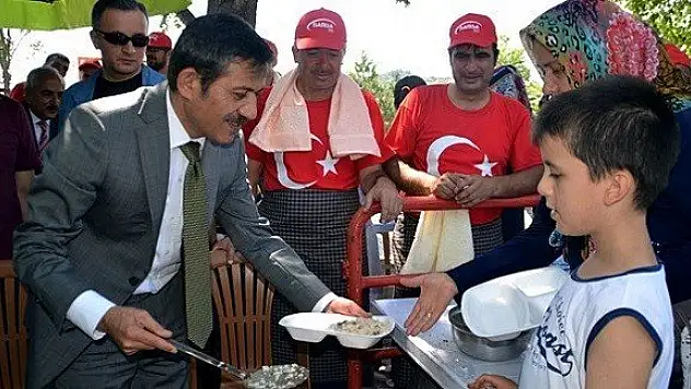 Vali Yıldırım pilav kazanının başına geçti