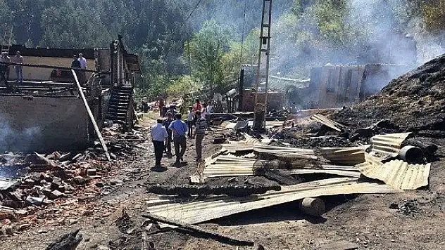 İki aile bayram günü evsiz kaldı