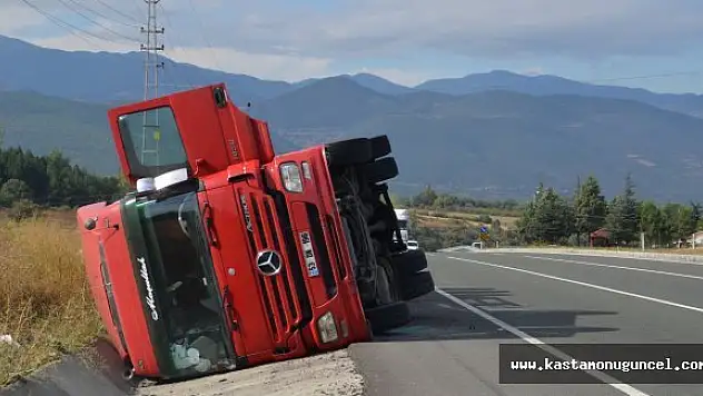 Kastamonu'da tır devrildi, sürücü yaralandı