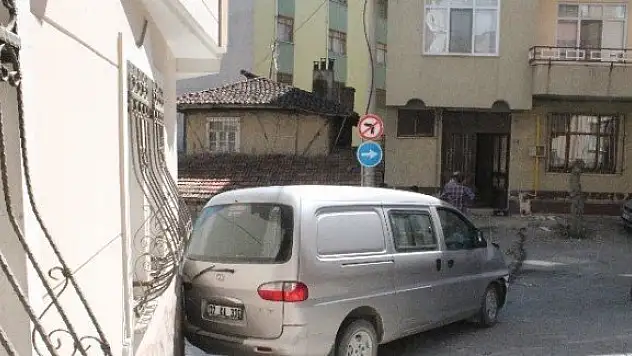 Minibüs doğalgaz kutusuna çarparak durdu