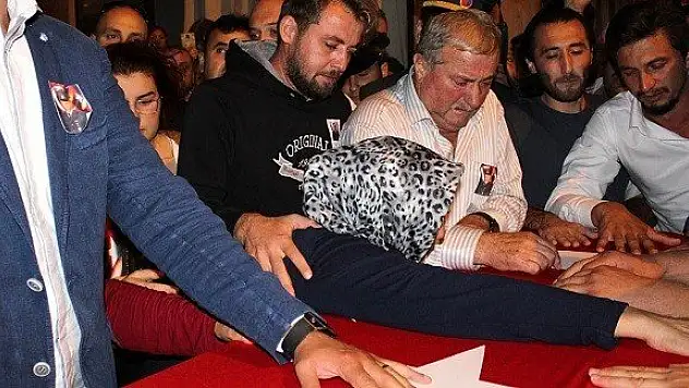 Şehit Ömer Şenel'i binlerce kişi uğurladı