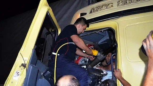 Sıkışan sürücüyü itfaiye ekipleri kurtardı