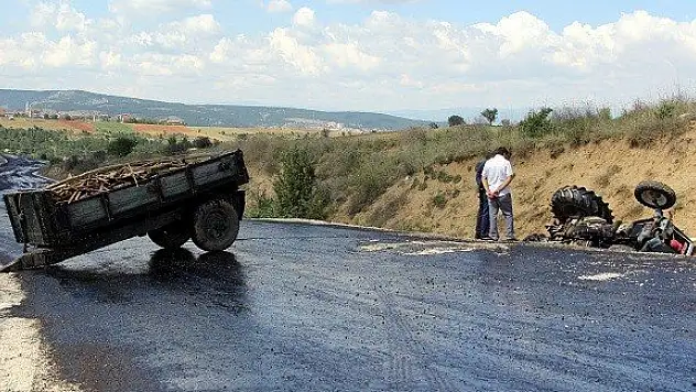 Traktörün altında kaldı, acıdan bayıldı