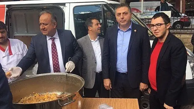 Başkan Babaş, cemaate aşure ikram etti