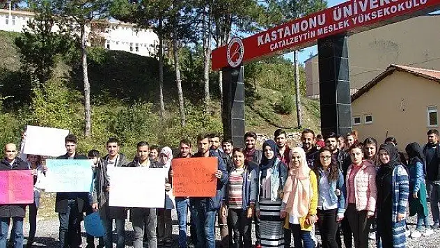 Çatalzeytin MYO öğrencileri sessiz yürüyüş yaptı