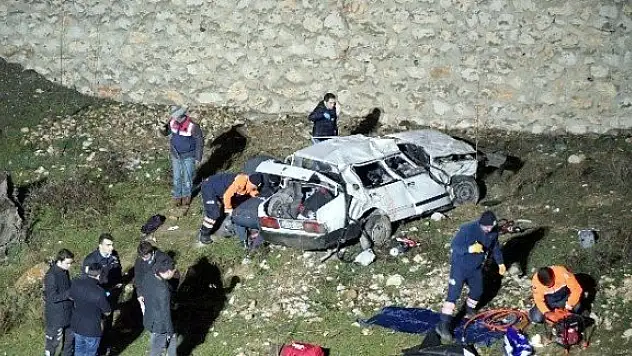 İki otomobil, peş peşe dereye uçtu: 3 ölü, 8 yaralı