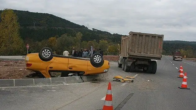 Kamyonla ticari taksi çarpıştı: 5 yaralı