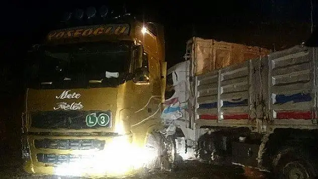 TIR ile kamyon çarpıştı: 1 yaralı