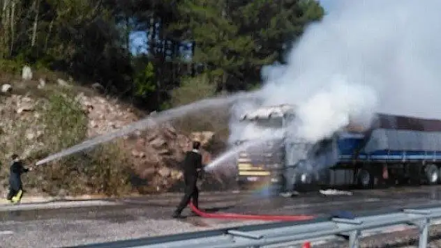 Kastamonu'da seyir halindeki TIR yandı