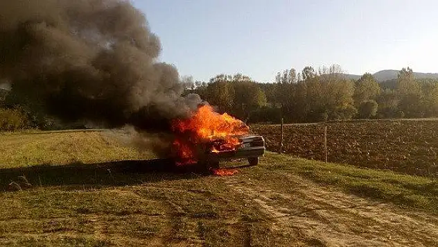 Park halindeki otomobil alev topuna döndü