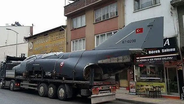 Sivil Havacılık Okulu için savaş uçağı getirildi