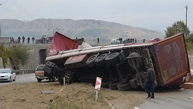 TIR'ın dorsesi devrildi, faciadan dönüldü