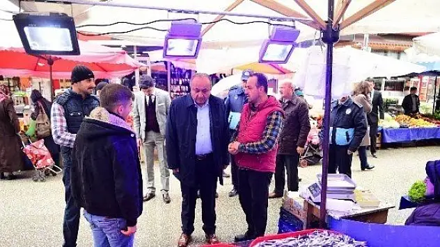 Babaş, pazarda vatandaşlarla bir araya geldi