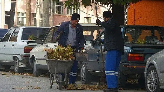 Çöpçüler yaprak temizliği ile mücadele ediyor