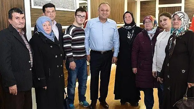 Engelli çocuk ve aileleri, Başkan Babaş'ı ziyaret etti