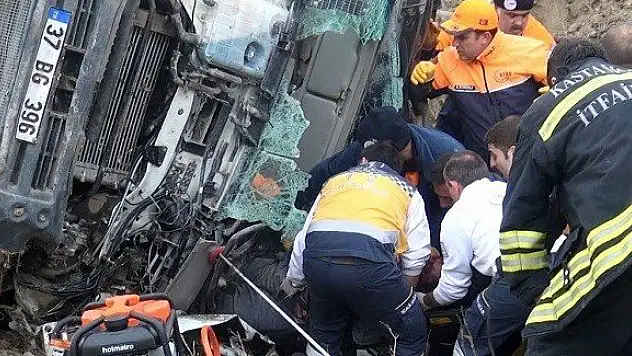 Kamyonda sıkıştı, 3 saatte kurtarılabildi