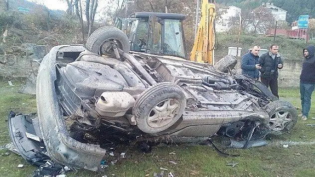 Otomobil futbol sahasına uçtu: 1 yaralı