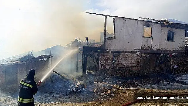 7 kişilik aile, kış günü yangında evsiz kaldı