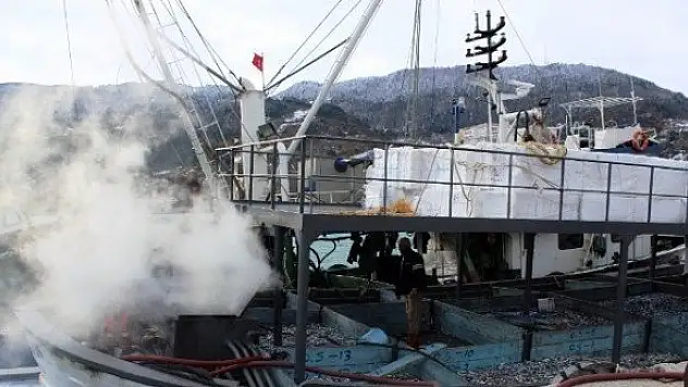 Açıkta avlanan teknede yangın çıktı