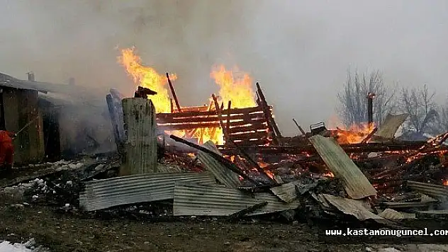 Ahşap bina yangında küle döndü