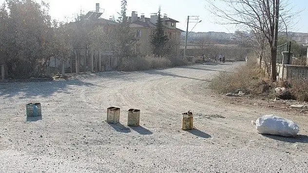 Bu vatandaşlar yolu trafiğe kapattı