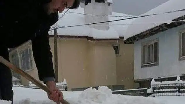 Cami imanı, kardan camiye gelemeyen cemaatin yollarını açıyor